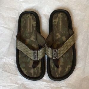 Size 4. Boys. Camouflage flip flops.